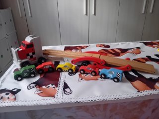 Camion Trasportatore con 5 Auto in Legno