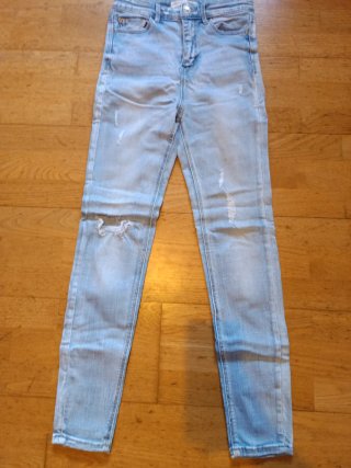 Vaqueros pitillo azules desgastados