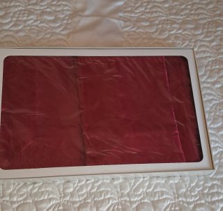 Lenzuolo matrimoniale raso seta rosso.