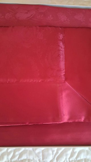 Lenzuolo matrimoniale raso seta rosso.