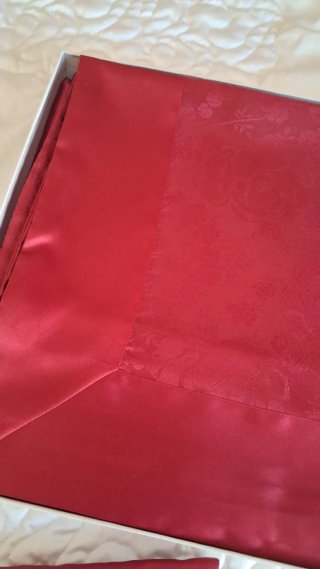 Lenzuolo matrimoniale raso seta rosso.