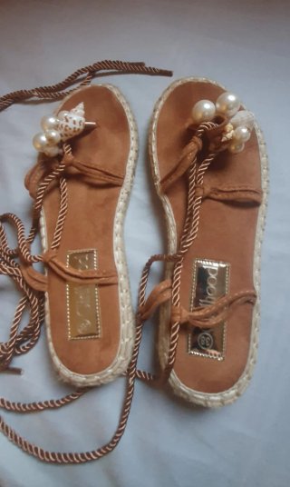 Sandalias conchas y perlas