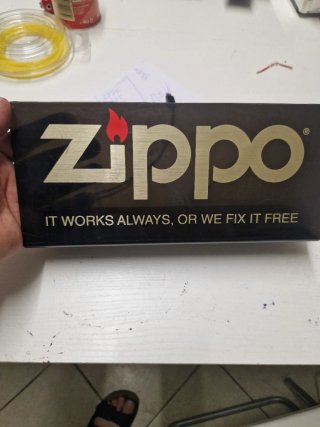 Cartello Zippo in plastica