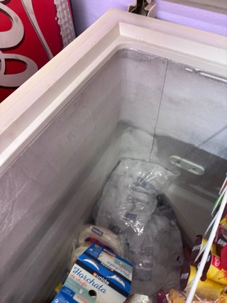 Congelador blanco con pegatinas