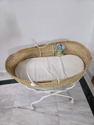 Cesta Capazo Bebé Mimbre con Soporte. ( Moises )