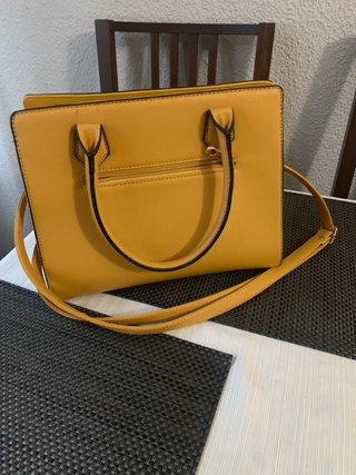 Bolso amarillo con flores