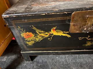 Baúl chino antiguo con patas