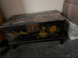 Baúl chino antiguo con patas