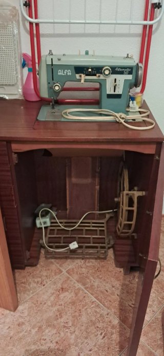 Máquina de coser antigua para poner a punto