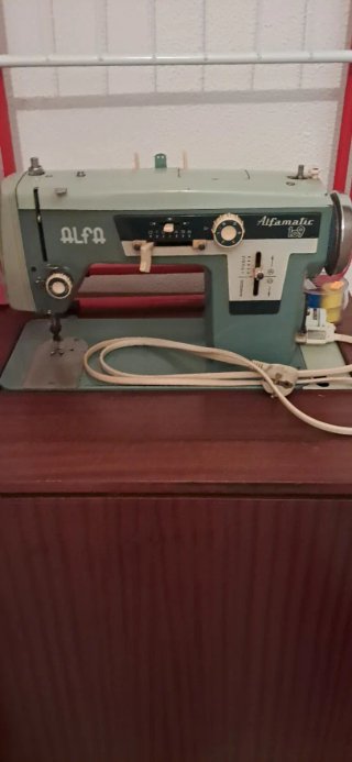 Máquina de coser antigua para poner a punto