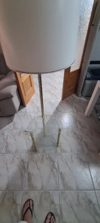 Lampada da terra beige e dorata con tavolino