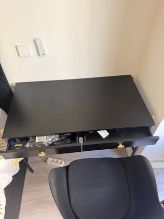 Escritorio de madera con silla