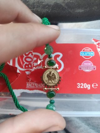 Pulsera de hilo con moneda y piedras verdes