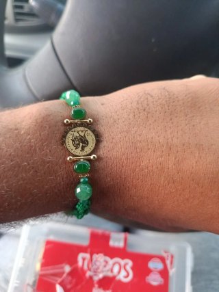 Pulsera de hilo con moneda y piedras verdes