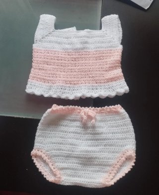 Conjunto bebé: camiseta y 2 ranitas