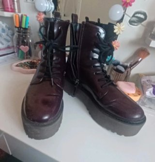 Botas militares burdeos con cordones