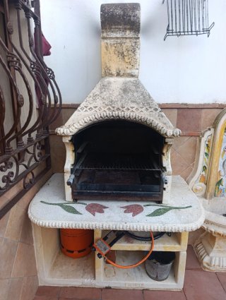 Barbacoa de piedra y la  fuente
