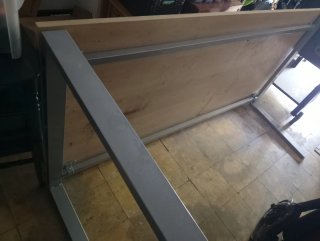 Mesa grande de madera beige