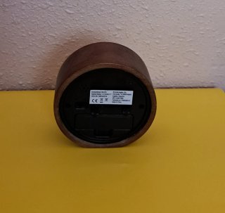 Reloj de mesa marrón y blanco
