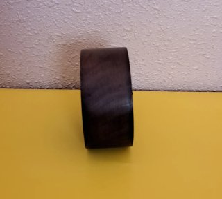 Reloj de mesa marrón y blanco