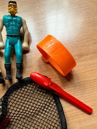 Figuras Action-Man con pulsera y red