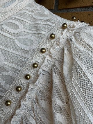 Blusa Romántica Beige Encaje Volantes