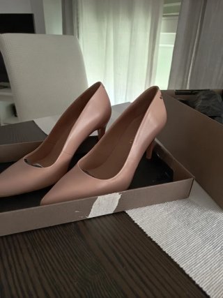 Zapatos de tacón rosa nuevos