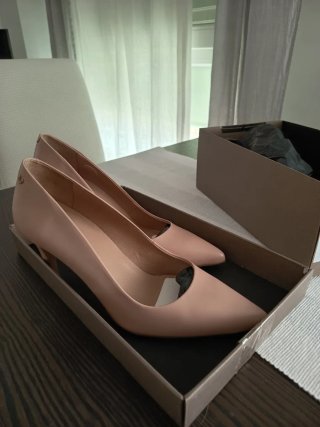 Zapatos de tacón rosa nuevos