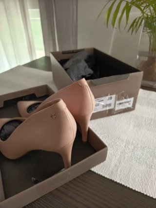 Zapatos de tacón rosa nuevos