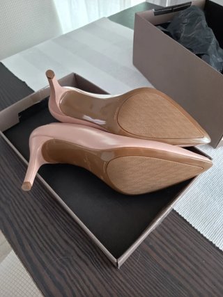 Zapatos de tacón rosa nuevos