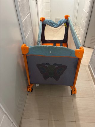 Cuna de viaje con diseño de mariposa