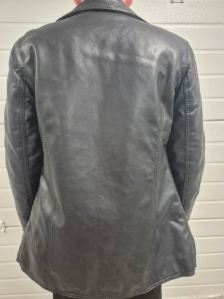 Chaquetón de cuero negro
