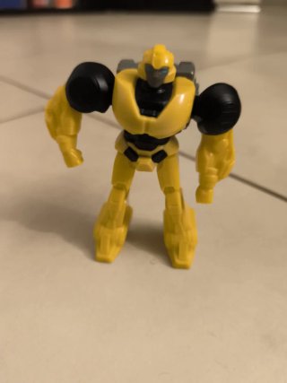 Robot giocattolo giallo