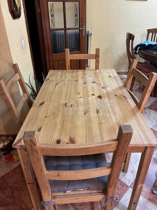 Mesa de madera con 4 sillas