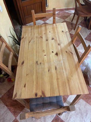 Mesa de madera con 4 sillas