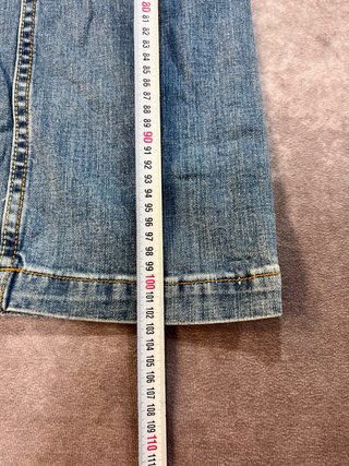 Pantalones vaqueros campana desgastados