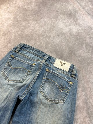 Pantalones vaqueros campana desgastados