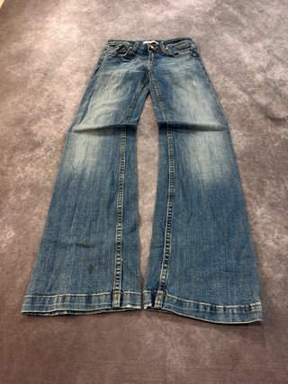 Pantalones vaqueros campana desgastados