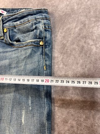 Pantalones vaqueros campana desgastados