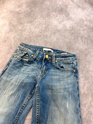 Pantalones vaqueros campana desgastados
