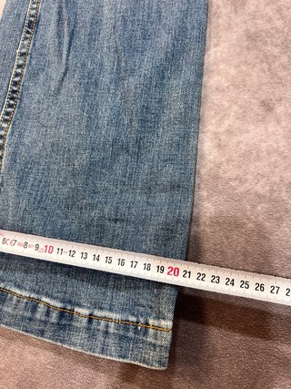 Pantalones vaqueros campana desgastados