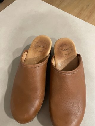 Zuecos de madera marrones, super comodos!