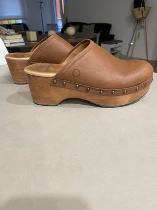 Zuecos de madera marrones, super comodos!