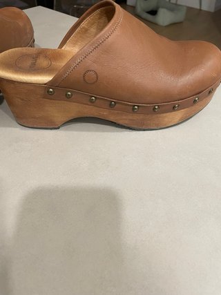 Zuecos de madera marrones, super comodos!