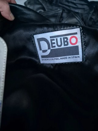 Chaquetón de cuero negro