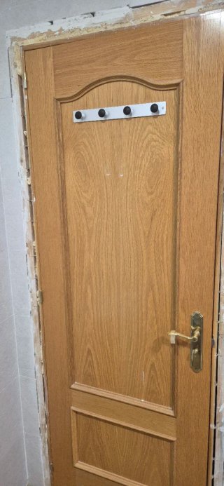 Se venden 4 puertas de roble con manillas doradas.
