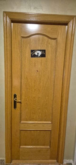 Se venden 4 puertas de roble con manillas doradas.