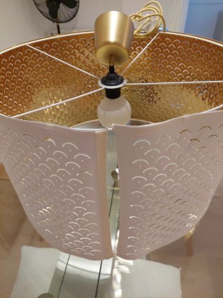 Lámpara de techo grande Ikea dorada y blanca