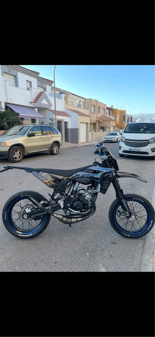 Moto supermotard Sherco
