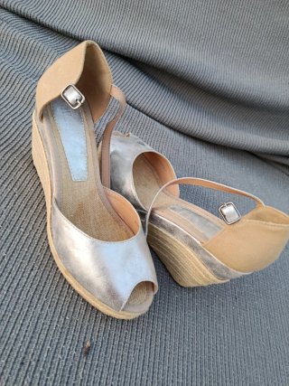 Sandalias cuña plateadas y beige Talla 41